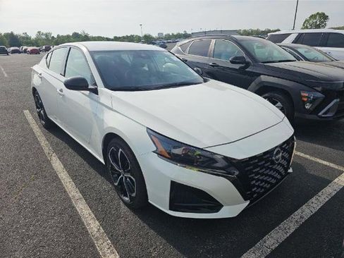 Used 2025 Nissan Altima 2.5 SR FWD image 2