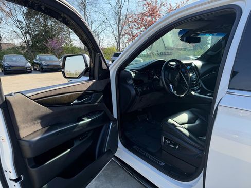 Used 2017 Cadillac Escalade Platinum image 9