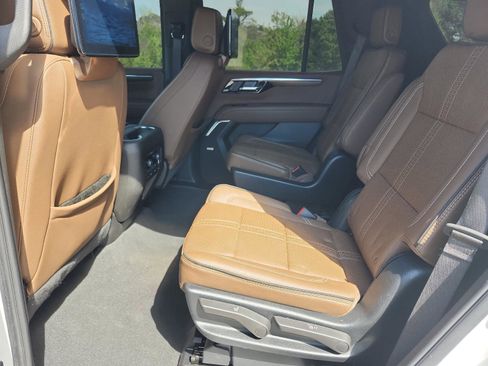 Used 2025 Chevrolet Tahoe High Country image 12