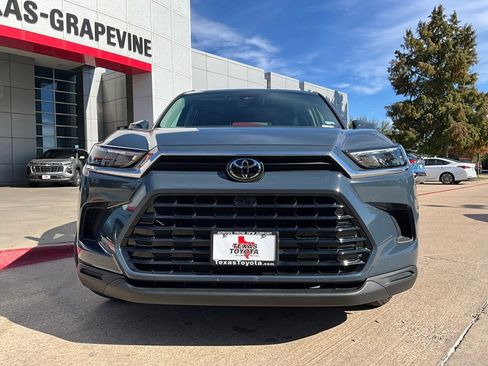 Used 2025 Toyota Grand Highlander FWD image 4