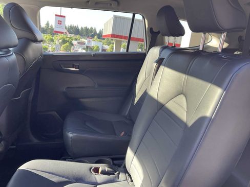 Certified 2024 Toyota Highlander XLE AWD/4WD image 13