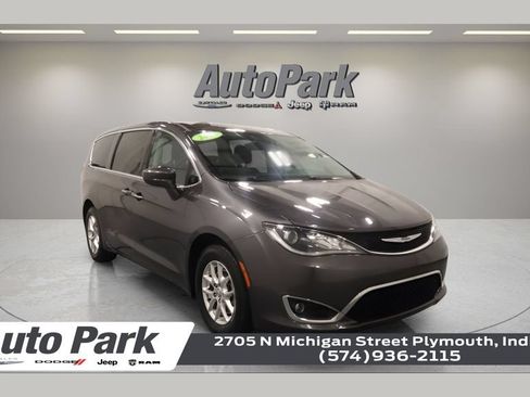 Certified 2017 Chrysler Pacifica Touring Plus w/ Tire & Wheel Group FWD image 1