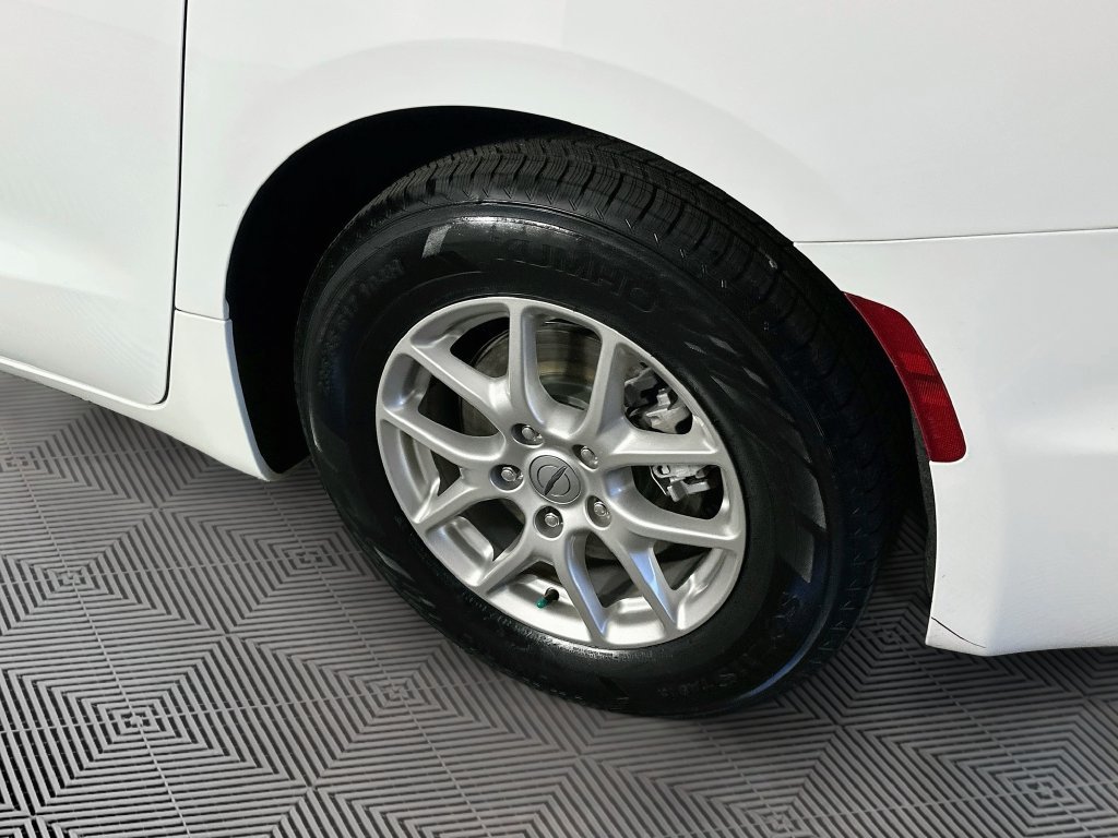 Certified 2024 Chrysler Pacifica Touring-L FWD image 42