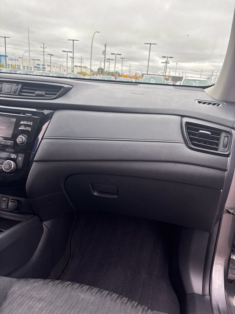 Used 2017 Nissan Rogue SV AWD/4WD image 18