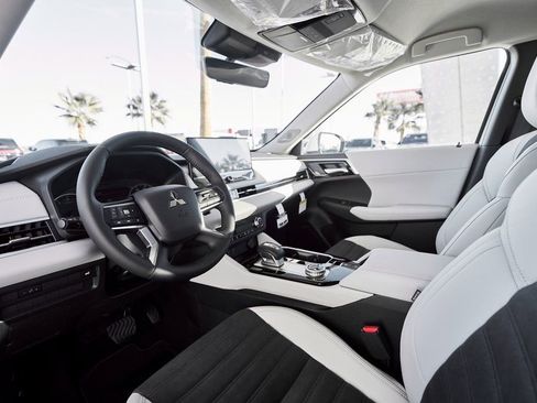 Used 2025 Mitsubishi Outlander SE image 2