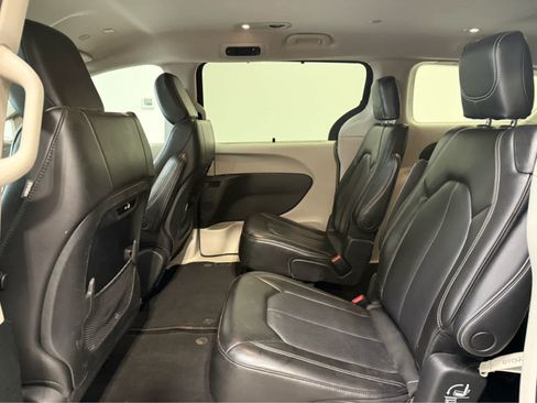 Used 2023 Chrysler Pacifica Touring-L FWD image 14