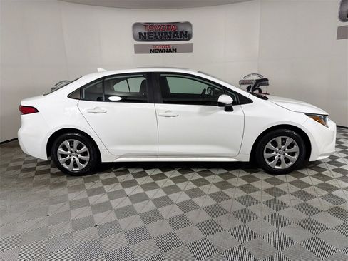 Used 2022 Toyota Corolla LE image 2