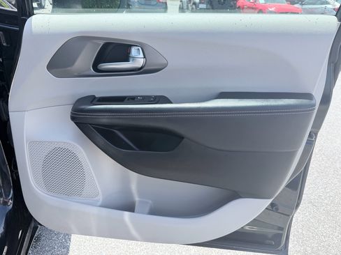 Used 2023 Chrysler Pacifica Touring-L image 31