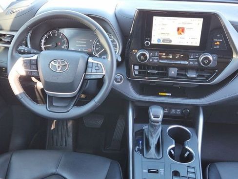 Used 2024 Toyota Highlander XLE image 28
