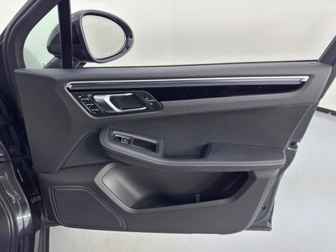 Used 2023 Porsche Macan w/ Premium Plus Package image 43