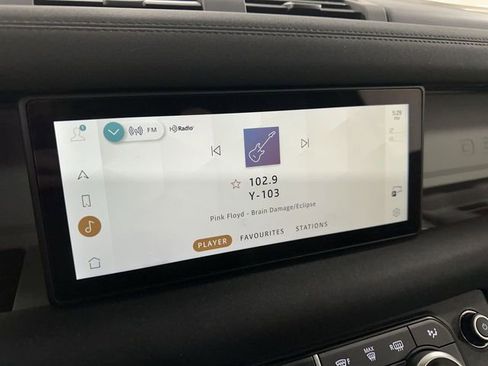 Used 2023 Land Rover Defender 90 SE image 11