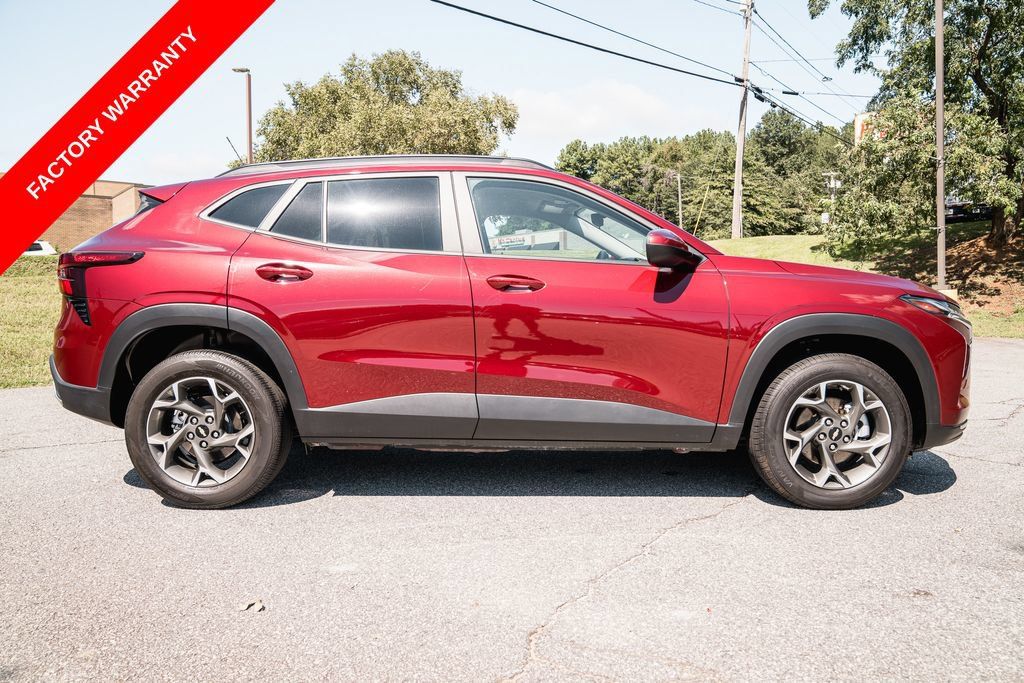 Used 2025 Chevrolet Trax LT FWD image 9