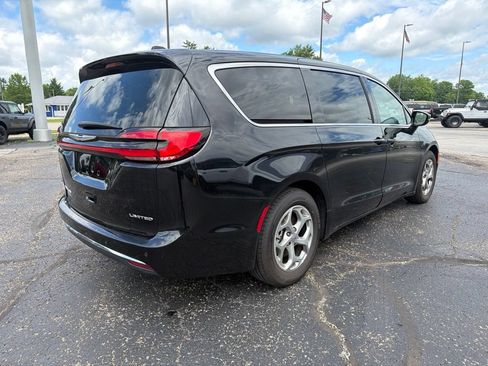 Used 2024 Chrysler Pacifica Limited FWD image 10