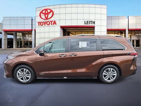 Used 2021 Toyota Sienna Limited image 8