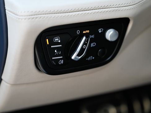 Used 2022 Bentley Bentayga image 23