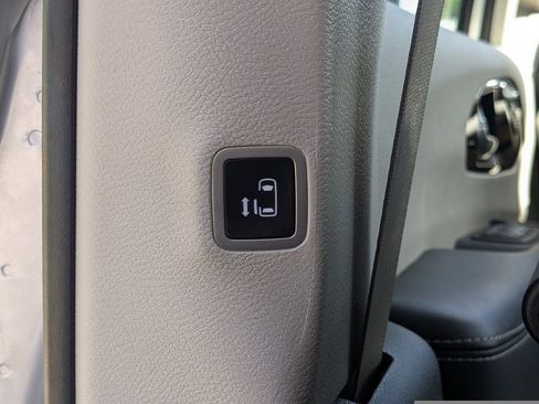 Used 2023 Chrysler Pacifica Limited image 19