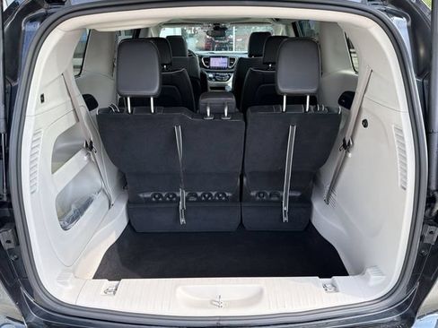 Used 2023 Chrysler Pacifica Limited AWD/4WD image 27