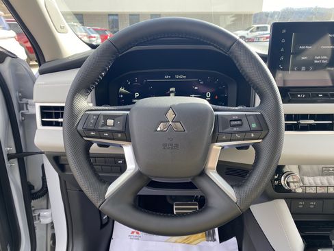 New 2026 Mitsubishi Outlander SEL image 6