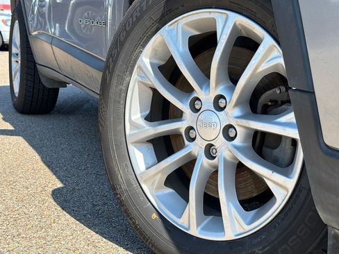 Used 2020 Jeep Cherokee Latitude FWD image 2