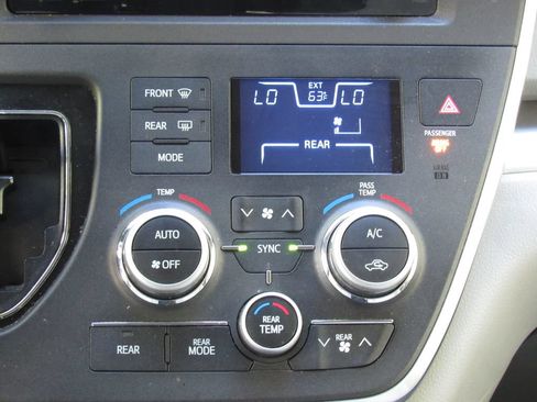 Used 2015 Toyota Sienna LE FWD image 28