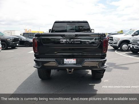 Used 2022 GMC Sierra 2500 Denali w/ Denali Black Diamond Edition AWD/4WD image 4