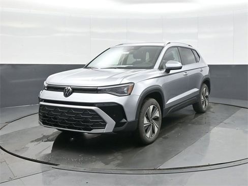 New 2026 Volkswagen Taos SE image 3