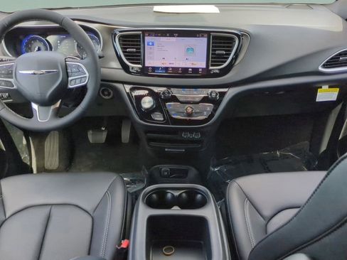 New 2025 Chrysler Voyager LX image 17