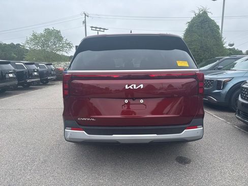 Used 2025 Kia Carnival FWD image 4
