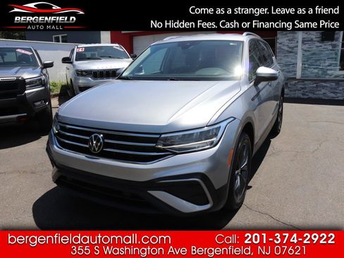 Used 2024 Volkswagen Tiguan SE FWD image 1