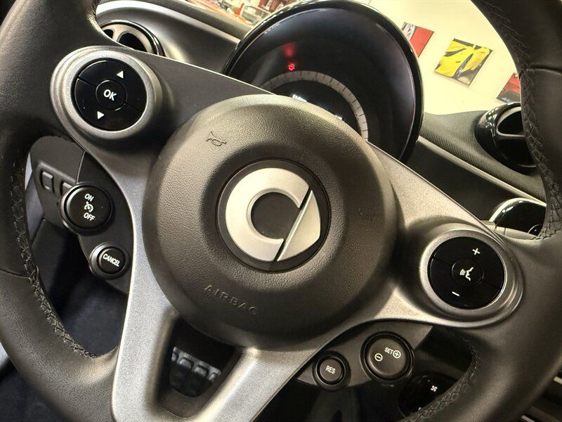 Used 2017 smart fortwo passion RWD image 23