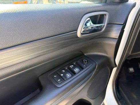Used 2019 Jeep Grand Cherokee Laredo AWD/4WD image 11