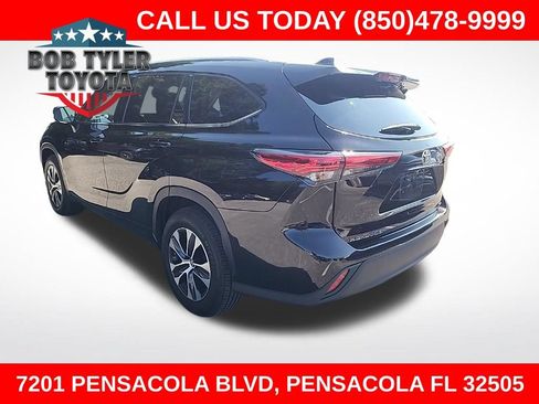Used 2021 Toyota Highlander XLE FWD image 1