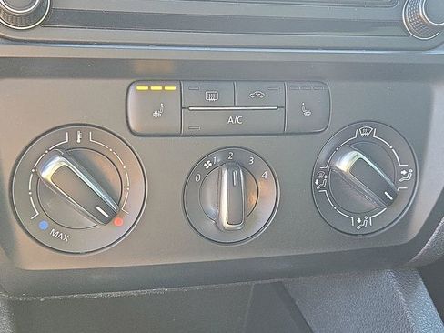 Used 2017 Volkswagen Jetta SE image 19