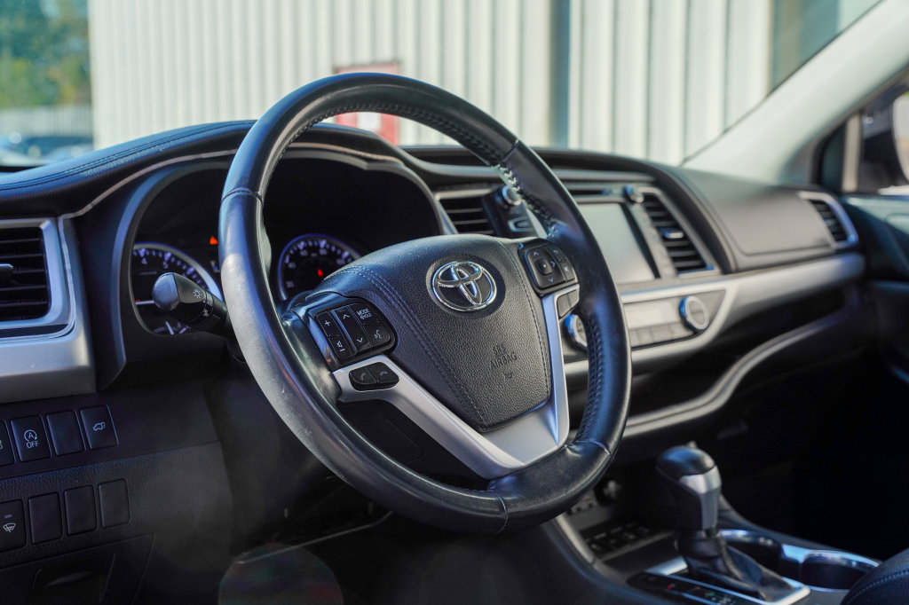 Used 2019 Toyota Highlander XLE AWD/4WD image 13