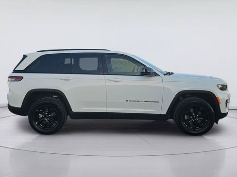 Used 2025 Jeep Grand Cherokee Altitude RWD image 6