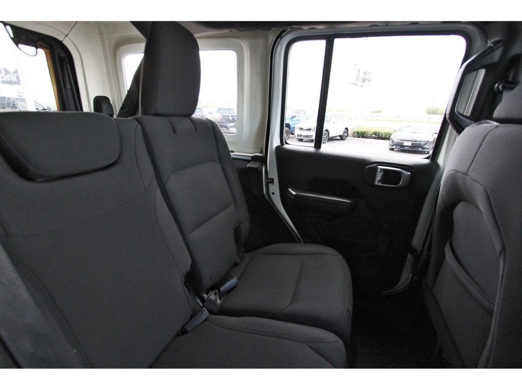 Used 2018 Jeep Wrangler Unlimited Sport AWD/4WD image 13