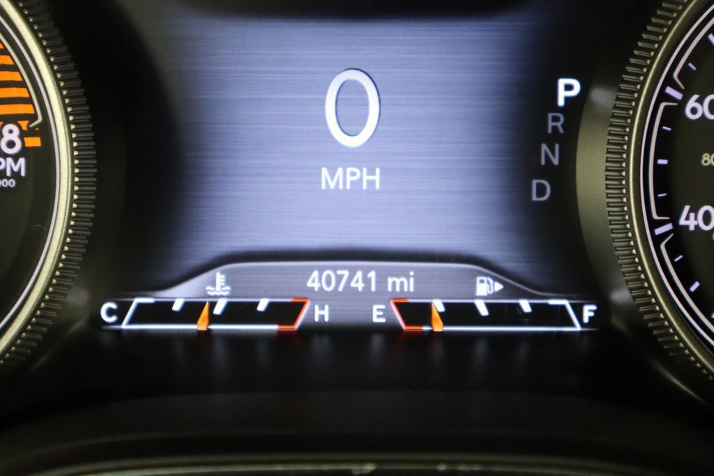 Used 2019 Jeep Cherokee Overland w/ Technology Group AWD/4WD image 41