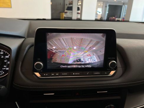 Used 2025 Nissan Rogue SV FWD image 25