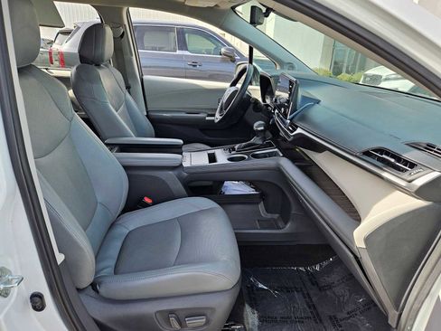 Used 2021 Toyota Sienna Limited image 24