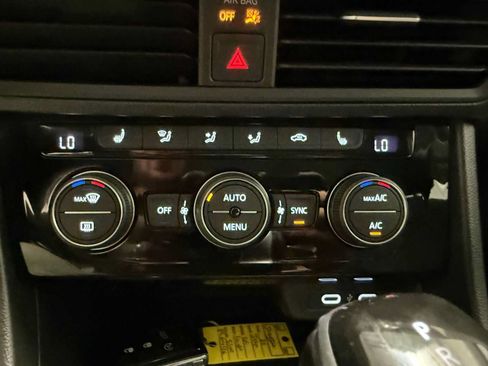 Certified 2024 Volkswagen Jetta SE w/ Panoramic Sunroof Package FWD image 34