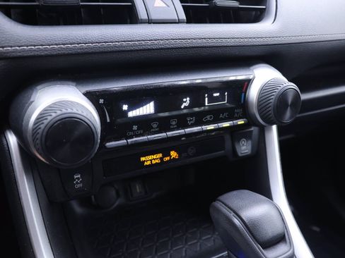 Used 2021 Toyota RAV4 LE AWD/4WD image 6