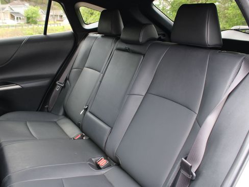 Used 2023 Toyota Venza Nightshade AWD/4WD image 17