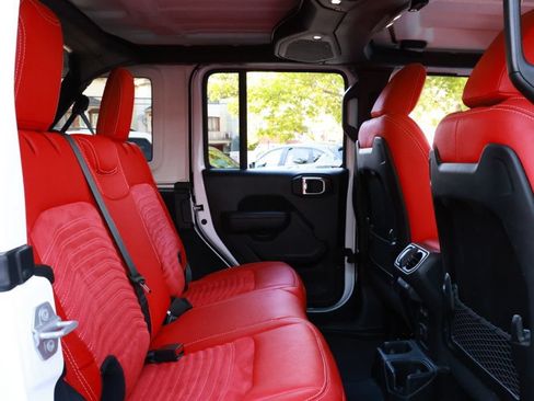Used 2025 Jeep Wrangler Unlimited Rubicon AWD/4WD image 23