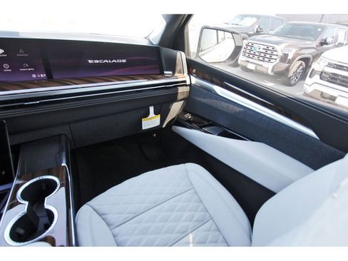 New 2026 Cadillac Escalade Platinum Sport w/ LPO, ONYX Package AWD/4WD image 10