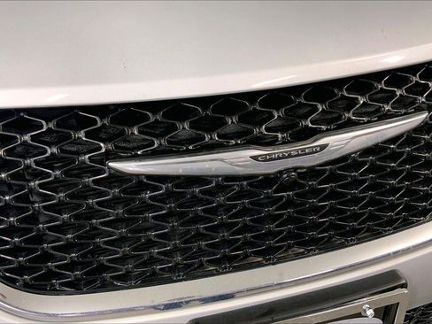 Used 2023 Chrysler Pacifica Touring-L image 29