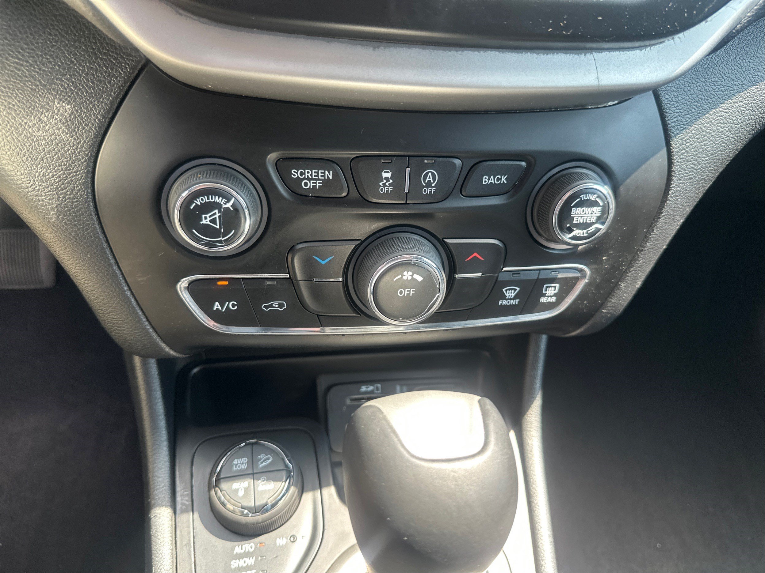 Used 2016 Jeep Cherokee Trailhawk w/ Leather Interior Group AWD/4WD image 31