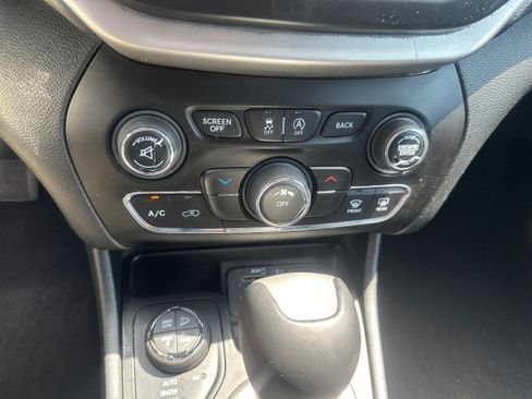 Used 2016 Jeep Cherokee Trailhawk w/ Leather Interior Group AWD/4WD image 31