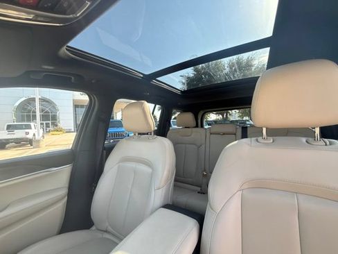 Used 2023 Jeep Grand Cherokee Limited w/ Black Appearance Package AWD/4WD image 16