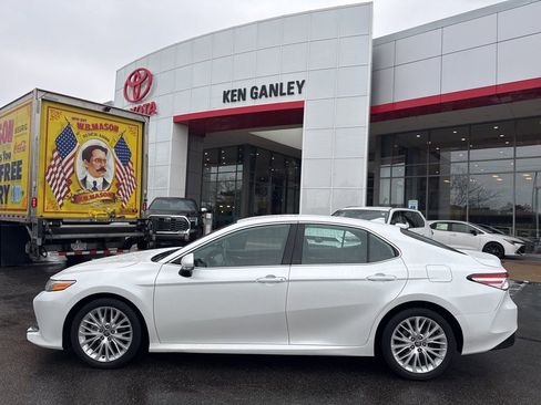 Used 2020 Toyota Camry XLE image 2