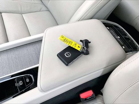 Certified 2023 Volvo XC60 B6 Ultimate w/ Protection Package Premier image 13